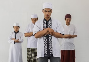 Ilustrasi gerakan sholat saat membaca doa iftitah. (freepik)
