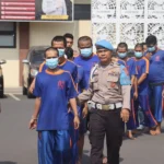 Para pelaku penyalahgunaan dan peredaran narkoba saat digiring di Polres Karawang. (dok.humas polres Karawang)
