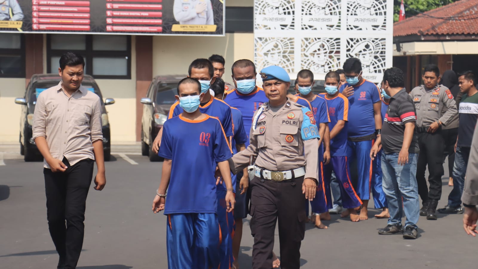 Para pelaku penyalahgunaan dan peredaran narkoba saat digiring di Polres Karawang. (dok.humas polres Karawang)