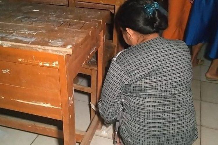 Orang Tua Murid Sengaja Ikat Meja dan Kursi Buat Pastikan Anaknya Duduk Paling Depan di Hari Pertama Sekolah