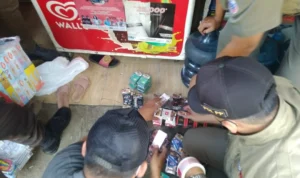 Satpol PP Kota Cimahi bersama Bea Cukai dan badan lainnya lakukan penindakan terhadap rokok ilegal.