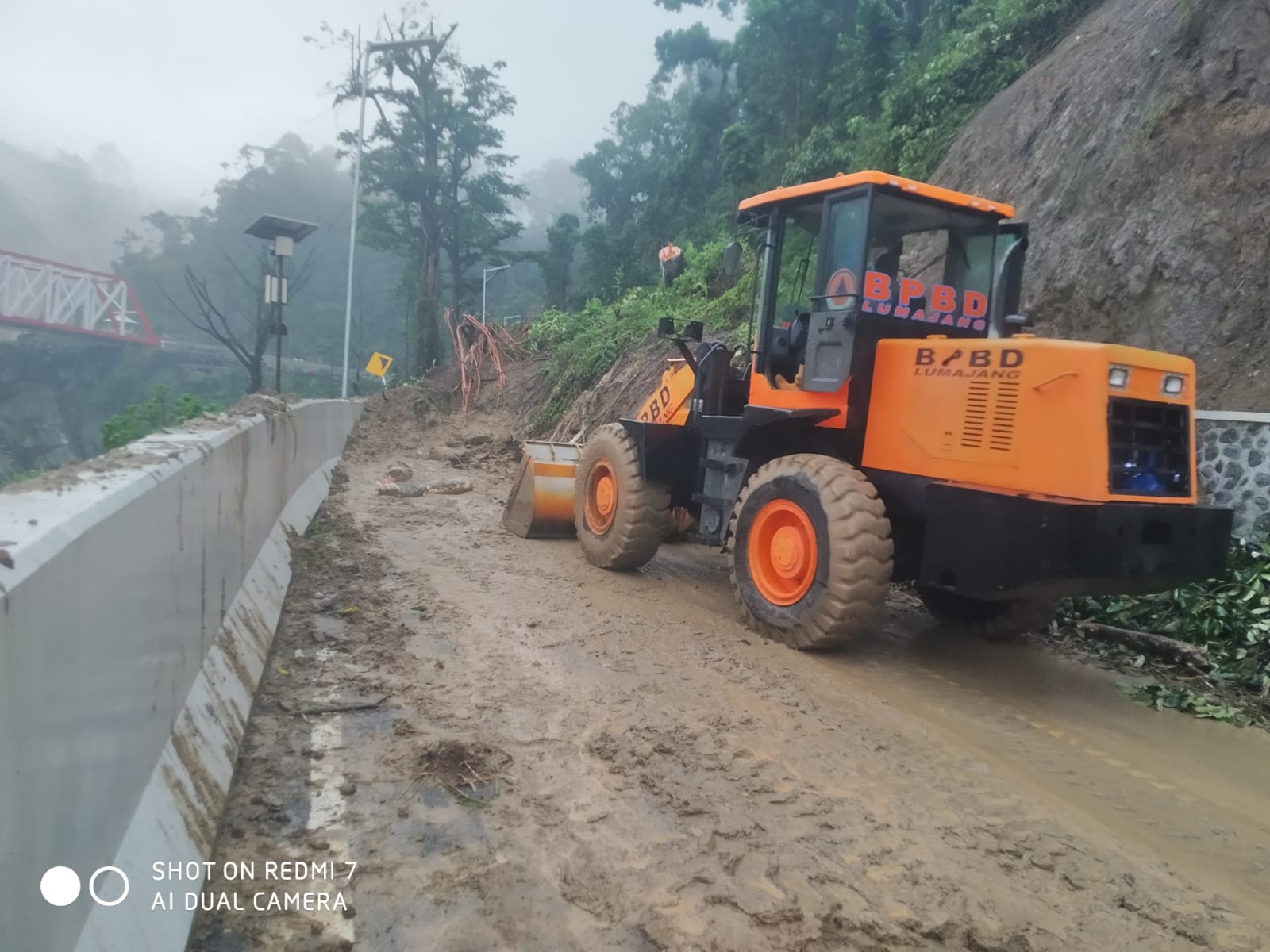 TBeberapa Alat berat yang digunakan untuk membukaan jalan di KM59 akibat Banjir Lumajang, Sabtu (8/7). (dok. BPBD Kabupaten Lumajang)