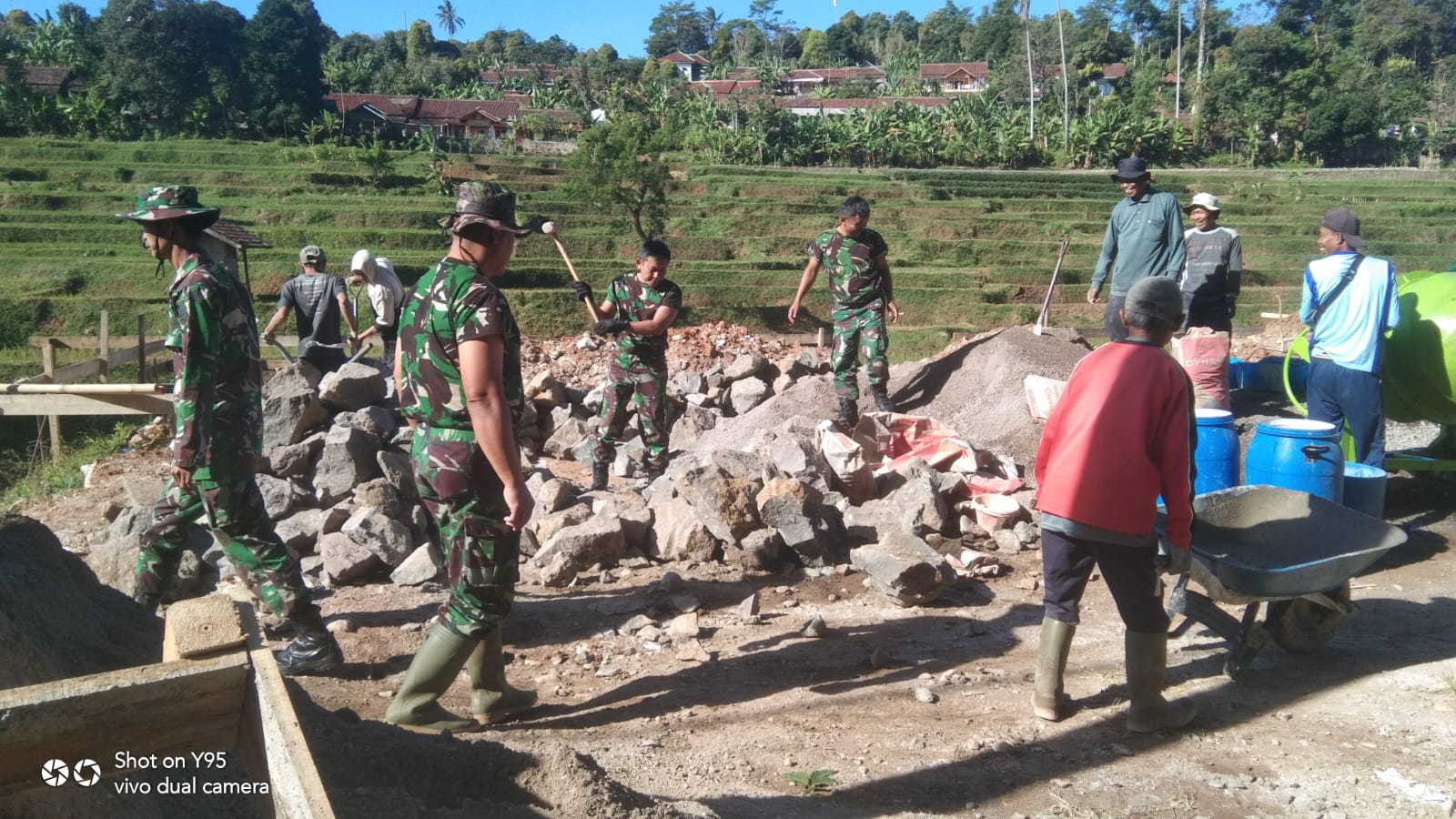 Anggota Koramil 1006/Rancakalong Bantu Pembuatan Pondasi Kantor UPK Desa Nagarawangi