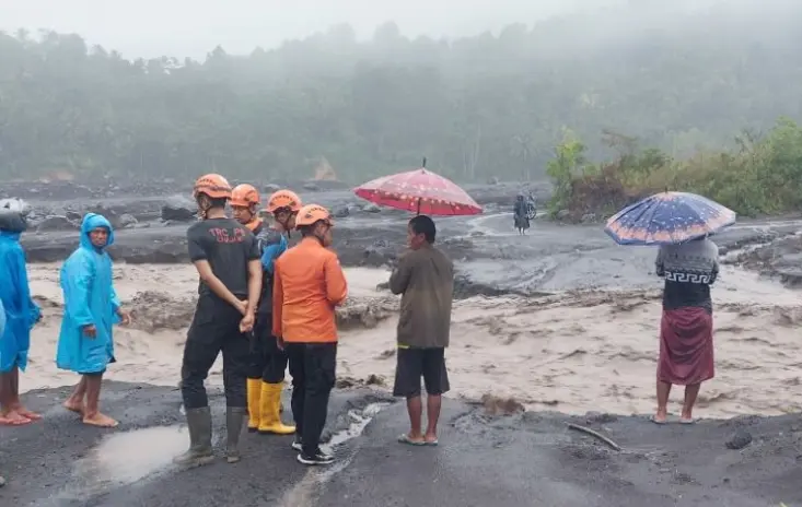 Banjir Lahar Dingin Gunung Semeru Melanda Lumajang, Evakuasi Dilakukan