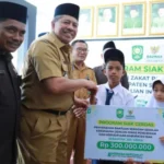 Bantuan Seragam Sekolah dan Zakat Konsumtif di Siak, Riau