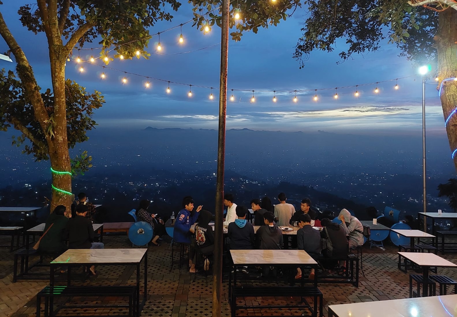 Berbagai tempat ngopi di Bandung atau Coffee Shop menyuguhkan berbagai macam konsep untuk menarik para pecinta kopi.