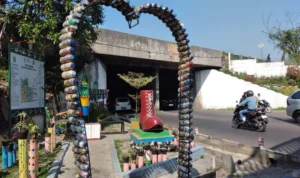 Menengok Patung Sepatu Cibaduyut Wetan, Netizen : Simbol Perlawanan Banjir di Terowongan