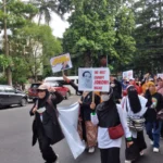 Emak-emak yang tergabung dalam Koalisi People Power Indonesia (KPPI) geruduk kantor DPRD Jawa Barat, unjuk rasa menuntut Presiden Jokowi. Jabar Ekspres/Hendrik Muchlison.