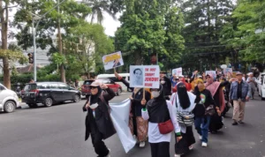 Emak-emak yang tergabung dalam Koalisi People Power Indonesia (KPPI) geruduk kantor DPRD Jawa Barat, unjuk rasa menuntut Presiden Jokowi. Jabar Ekspres/Hendrik Muchlison.