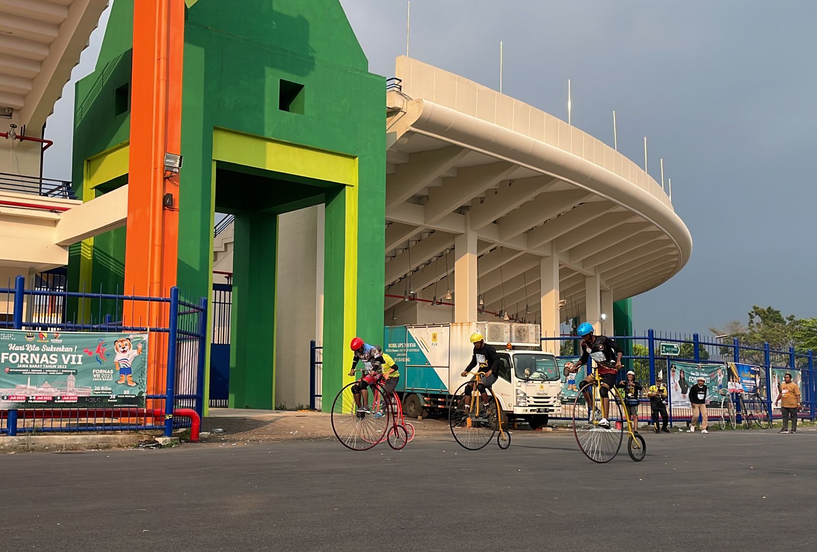 Jawa Timur Juara pertama Fornas ke VII Inorga Sepeda Tua dengan Jenis Olahraga Sepeda Penny Farthing