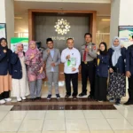 KOMPAK: Para Mahasiswa UIN Bandung yang akan melaksanakan KKN ke Jepang foto bersama dengan Ketua PCINU Jepang Achmad Gazali Ph D, usai teken MoU di Kampus UIN Bandung, Senin 10 Juli 2023.