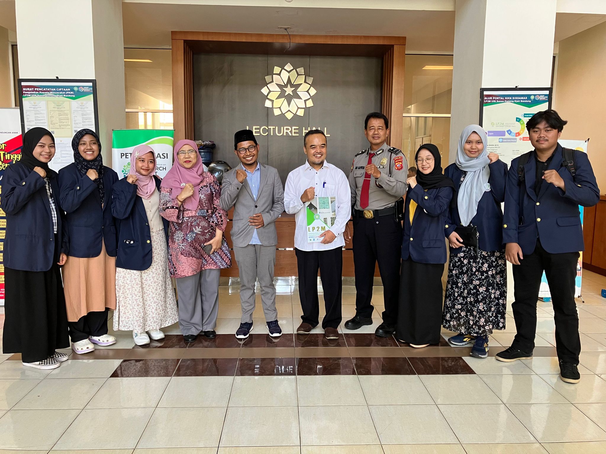KOMPAK: Para Mahasiswa UIN Bandung yang akan melaksanakan KKN ke Jepang foto bersama dengan Ketua PCINU Jepang Achmad Gazali Ph D, usai teken MoU di Kampus UIN Bandung, Senin 10 Juli 2023.