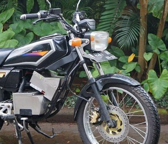 Gambaran Yamaha RX King Listrik dari Samping Depan