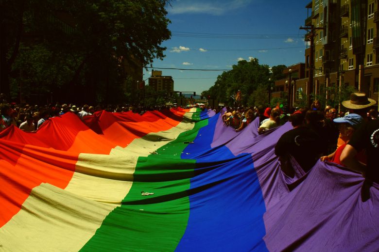 Masyarakat Georgia Membubarkan Festival LGBT dan Membakar Bendera serta Atribut