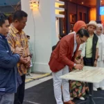 Gubernur Ridwan Kamil berharap dibukanya Pasar Kreatif Jawa Barat menjadikan Provinsi tersebut sebgaai tuan rumah di negara sendiri. Jabar Ekspres/Sandi Nugraha.
