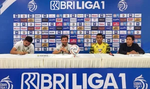 Luis Milla (Kedua dari kiri) saat press conference Persib Bandung, di Stadion Gelora Bandung Lautan Api (Jabar Ekspres / Sadam Husen Soleh Ramdhani)