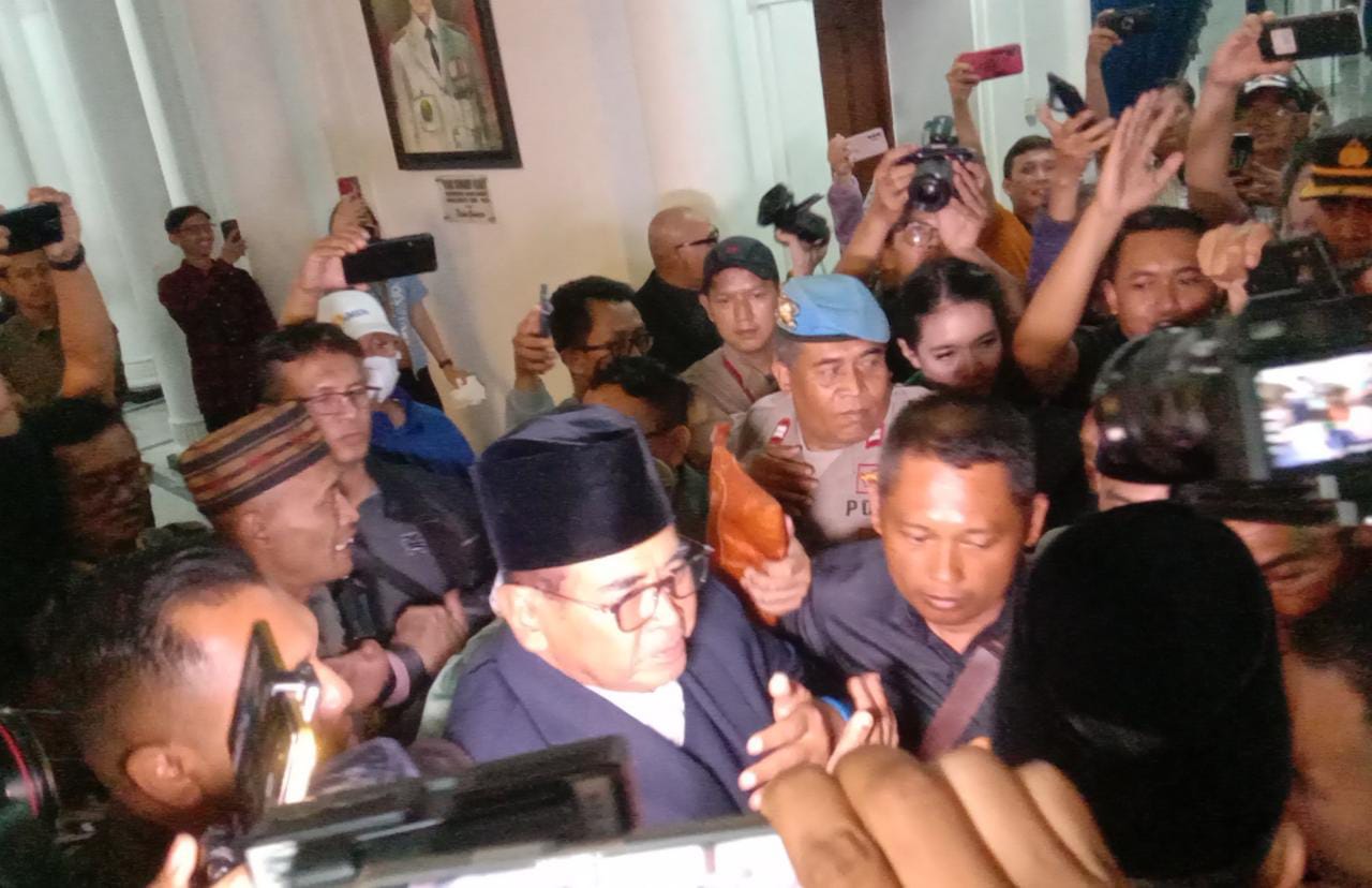 Ist. Pimpinan Ponpes Al-Zaytun, Panji Gumilang saat Penuhi Pemangilan Tim Investigasi Jabar. Foto. Sandi Nugraha.