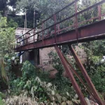 Kondisi jembatan di Kampung Ciereng, Kelurahan Ciwaringin, Kecamatan Bogor Tengah, Kota Bogor. (Yudha Prananda / Jabar Ekspres)