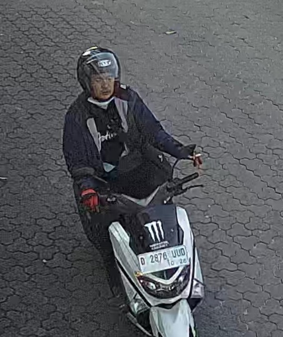 Dua orang pengendara motor yang diduga pelaku pencurian di parkiran khusus karyawan BPR KS terekam CCTV/ Tangkap Layar