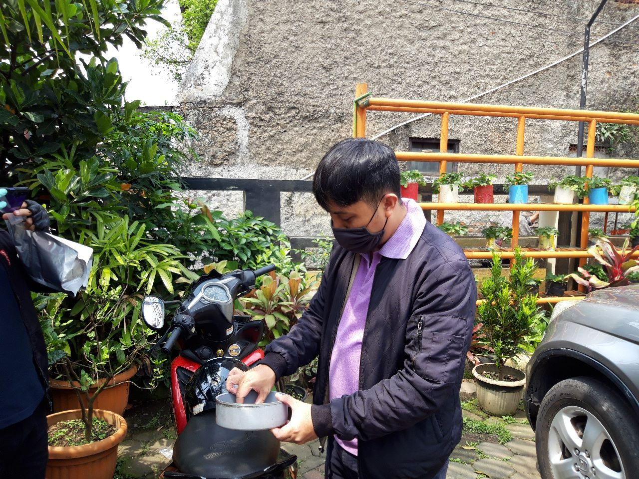 Sub Koordinator Pengendalian Pencemaran Kerusakan Lingkungan, Dinas Lingkungan Hidup (DLH) Kota Cimahi, Lucky Sugih Maulidin saat menguji kualitas udara dengan metode passive sampler.