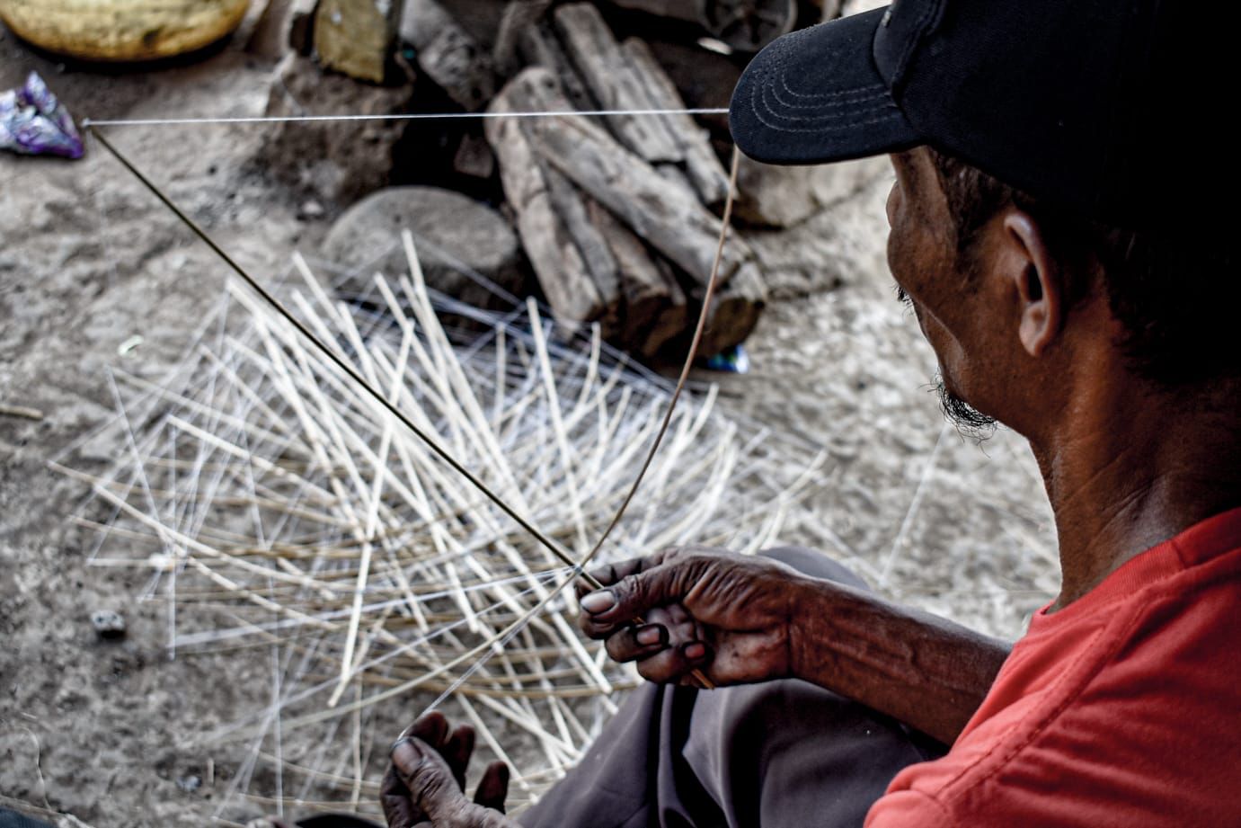 Perajin di Desa Singajaya, Kecamatan Cihampelas, Kabupten Bandung Barat, tengah membuat layang-layang. Sabtu (8/23). Foto: Jabarekspres