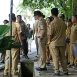 Wakil Wali Kota Bogor, Dedie A Rachim (Tengah) bersama jajaran saat meninjau pedestrian di Jalan Lawang Gintung, Kecamatan Bogor Selatan, Kota Bogor. (Yudha Prananda / Jabar Ekspres)