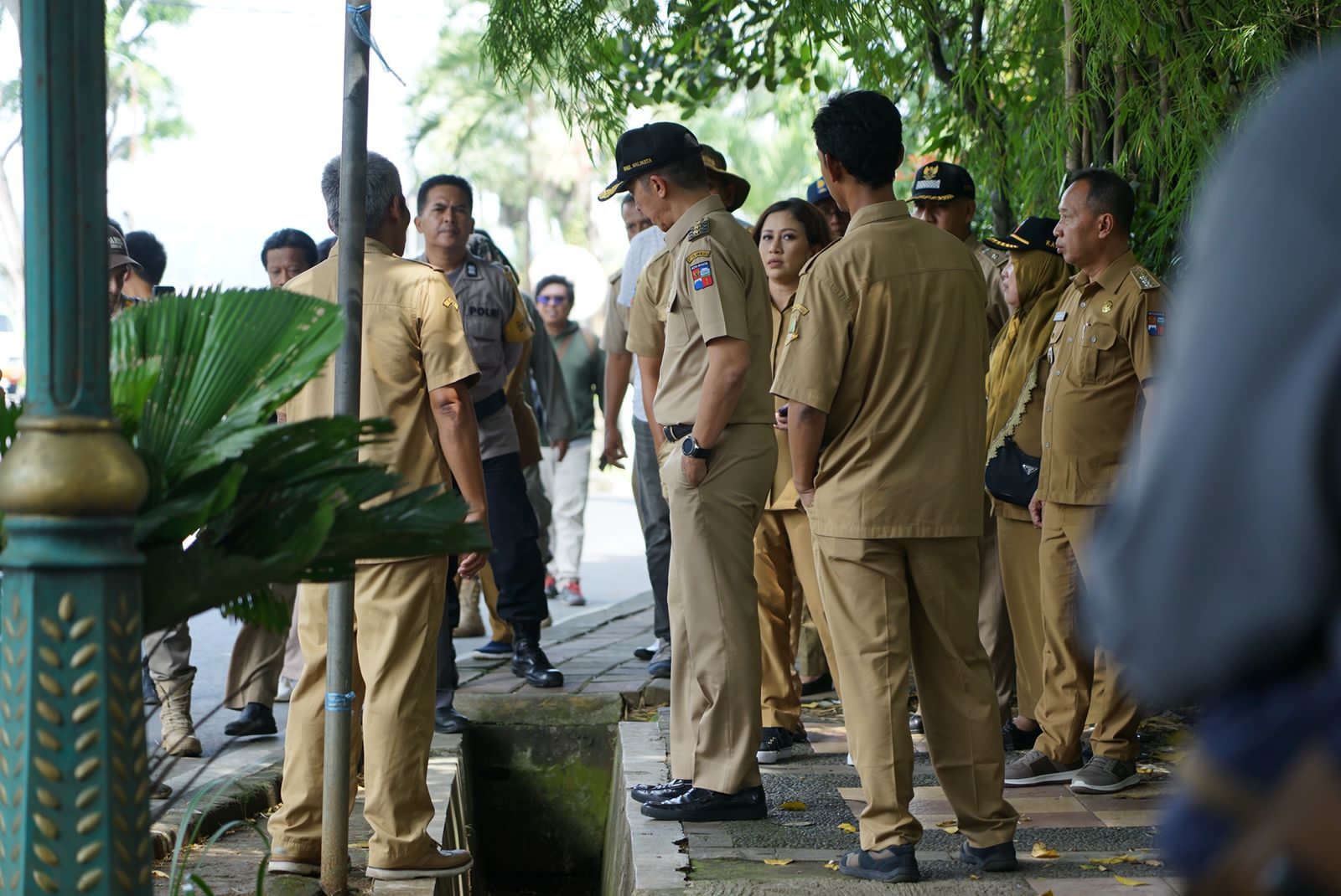 Wakil Wali Kota Bogor, Dedie A Rachim (Tengah) bersama jajaran saat meninjau pedestrian di Jalan Lawang Gintung, Kecamatan Bogor Selatan, Kota Bogor. (Yudha Prananda / Jabar Ekspres)