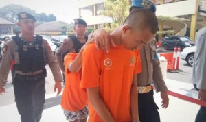 Pelaku saat digiring petugas di Mako Polresta Bogor Kota, Rabu (12/7). (Yudha Prananda / Jabar Ekspres)