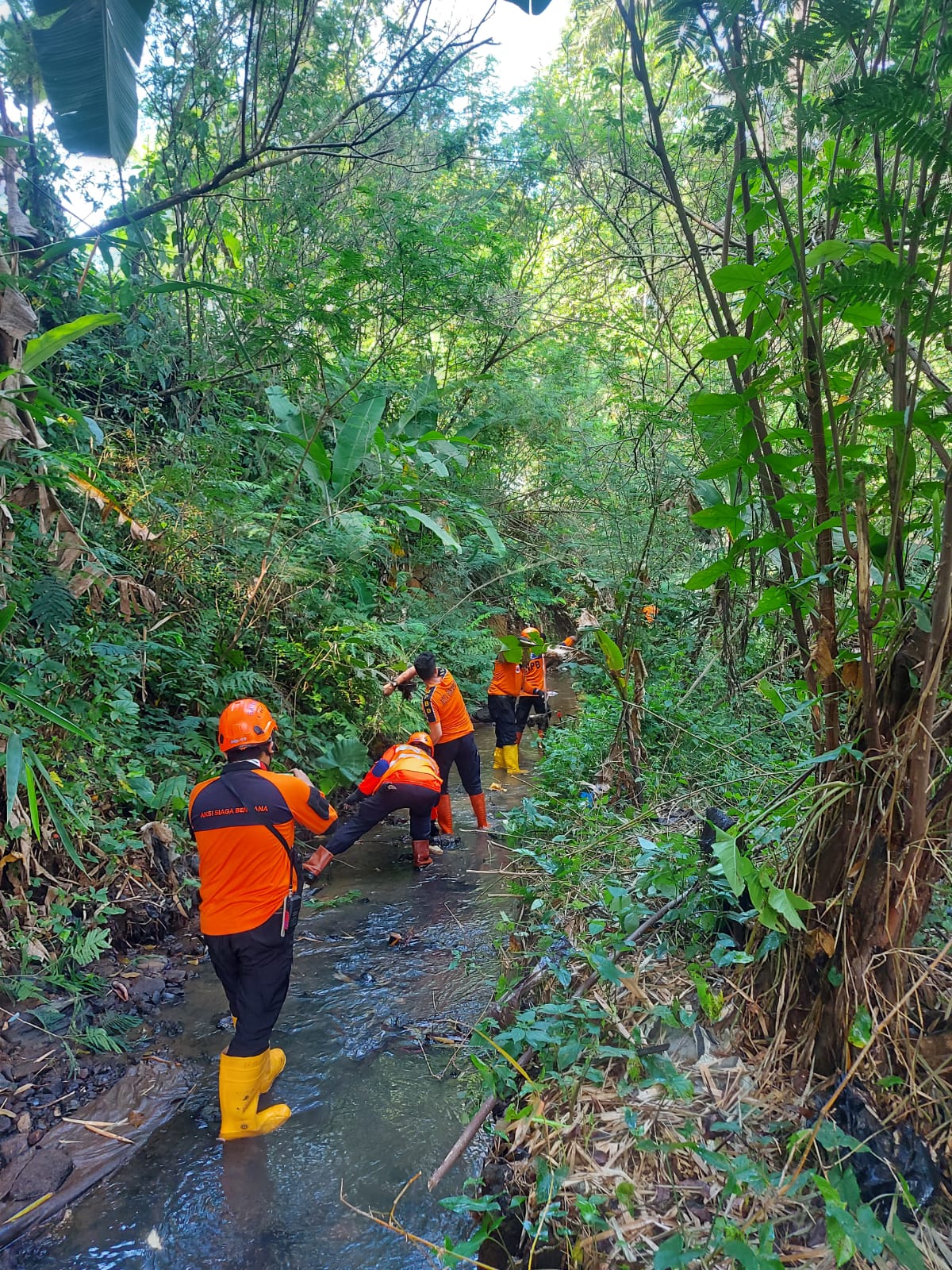 Caption: BPBD Kota Sukabumi Bersihkan aliran sungai di wilayah Rw09 Kelurahan Cikondang Kota Sukabumi / Riki JE