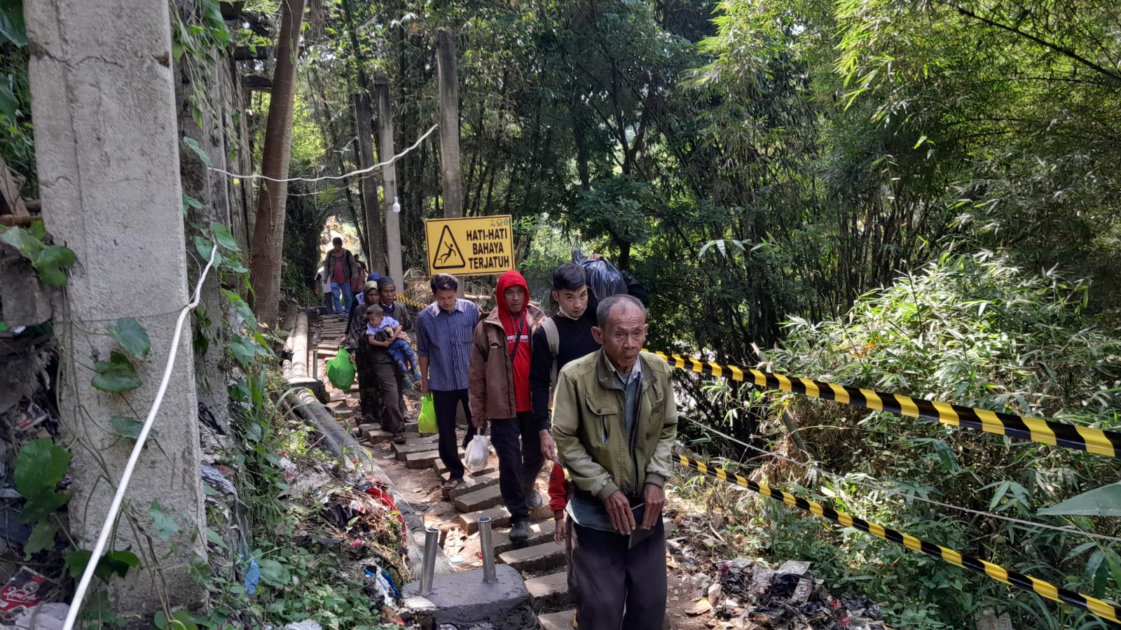 Longsor di Jembatan Cikereteg Kabupaten Bogor / SFR