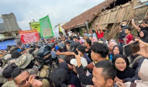 Memanas! Pembongkaran Pasar Banjaran Diwarnai Aksi Saling Dorong