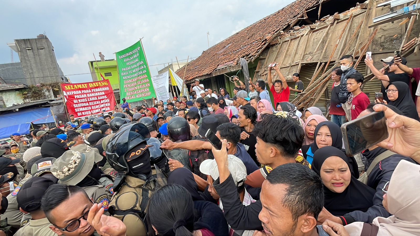 Memanas! Pembongkaran Pasar Banjaran Diwarnai Aksi Saling Dorong