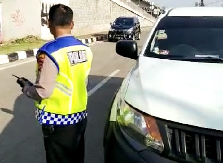 Detik-detik petugas mendatangi lokasi kejadian pengemudi yang wafat didalam mobil di Jalan Sholeh Iskandar, Kota Bogor. (Yudha Prananda / Tangkapan Layar)