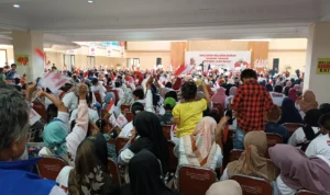 Ribuan buruh berkumpul di Cimahi Convention Hall (CHH) mendeklarasikan diri menjadi 'Relawan Buruh Sahabat Ganjar'. / Cecep Herdi