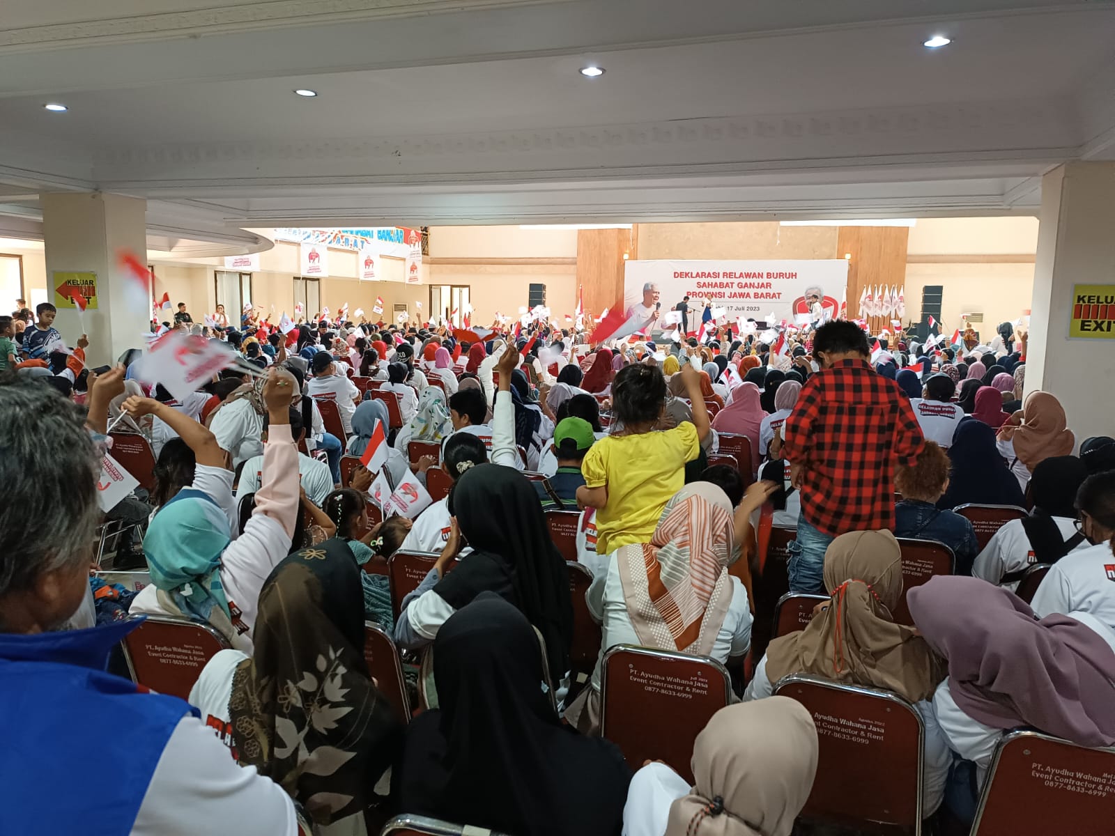 Ribuan buruh berkumpul di Cimahi Convention Hall (CHH) mendeklarasikan diri menjadi 'Relawan Buruh Sahabat Ganjar'. / Cecep Herdi