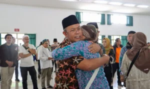 Pj Wali Kota Cimahi Dikdik S Nugrahawan menyambut jemaah haji kloter 24. (Foto: Istimewa)