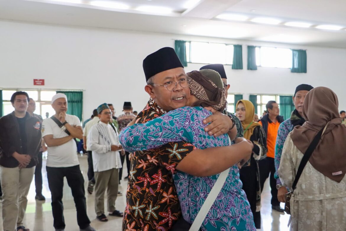 Pj Wali Kota Cimahi Dikdik S Nugrahawan menyambut jemaah haji kloter 24. (Foto: Istimewa)