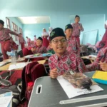 Siswa SDN 1 Cipeundeuy Padalarang, Kabupaten Bandung Barat melaksanakan KBM tanpa meja dan kursi layaknya sekolah lain. Selasa (18/7). Foto Jabarekspres
