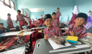 Siswa SDN 1 Cipeundeuy Padalarang, Kabupaten Bandung Barat melaksanakan KBM tanpa meja dan kursi layaknya sekolah lain. Selasa (18/7). Foto Jabarekspres