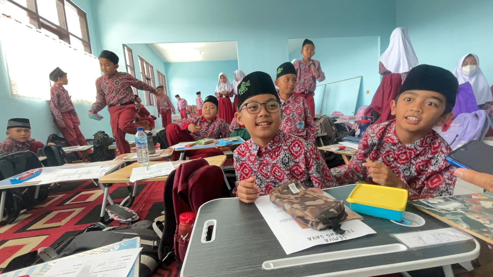 Siswa SDN 1 Cipeundeuy Padalarang, Kabupaten Bandung Barat melaksanakan KBM tanpa meja dan kursi layaknya sekolah lain. Selasa (18/7). Foto Jabarekspres