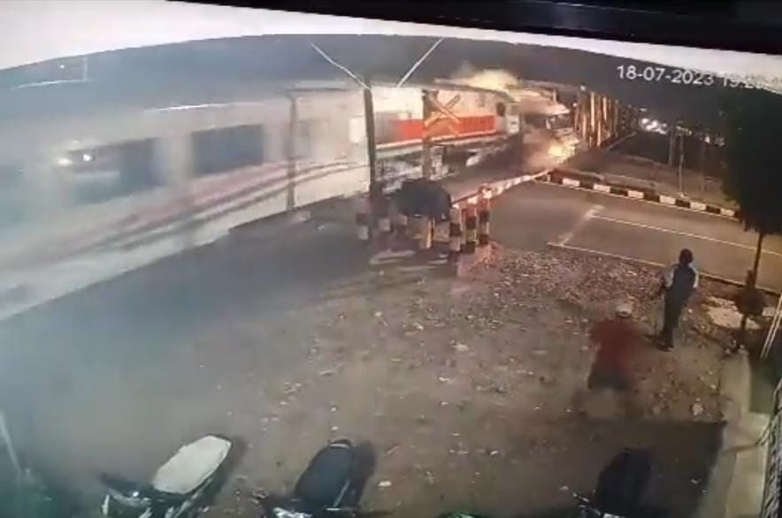 Evakuasi Lokomotif Brantas Selesai, PT KAI Pastikan Jalur Kereta Api di Semarang Sudah Bisa Dilalui. Tangkap layar CCTV.