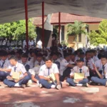 Peserta didik baru di SMA Negeri 1 Cicalengka tengah melaksanakan MPLS. (Yanuar/Jabar Ekspres)