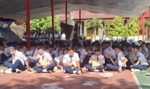 Peserta didik baru di SMA Negeri 1 Cicalengka tengah melaksanakan MPLS. (Yanuar/Jabar Ekspres)