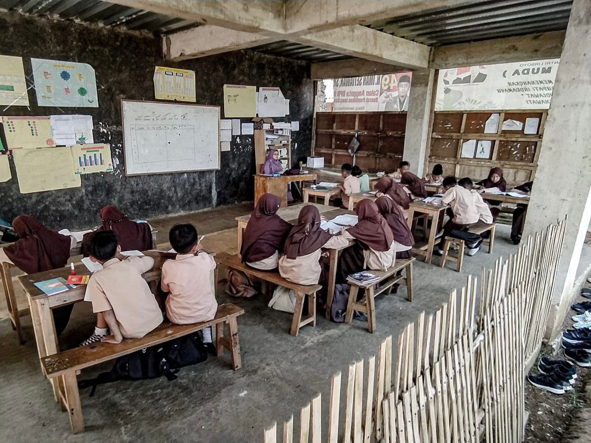 Situasi sekolah di SD IT Permata, Kampung Pangheotan, Desa Mandalamukti, Kabupaten Bandung Barat. Sabtu (22/7/2023). Foto: Jabarekspres