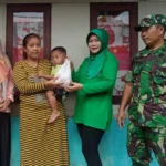 Pemberian Bantuan Sembako kepada anak terkena stunting di Sumedang, Senin 24 Juli 2023. (Jabar Ekspres/Dedi Suhandi)