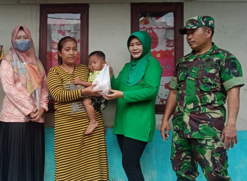 Pemberian Bantuan Sembako kepada anak terkena stunting di Sumedang, Senin 24 Juli 2023. (Jabar Ekspres/Dedi Suhandi)