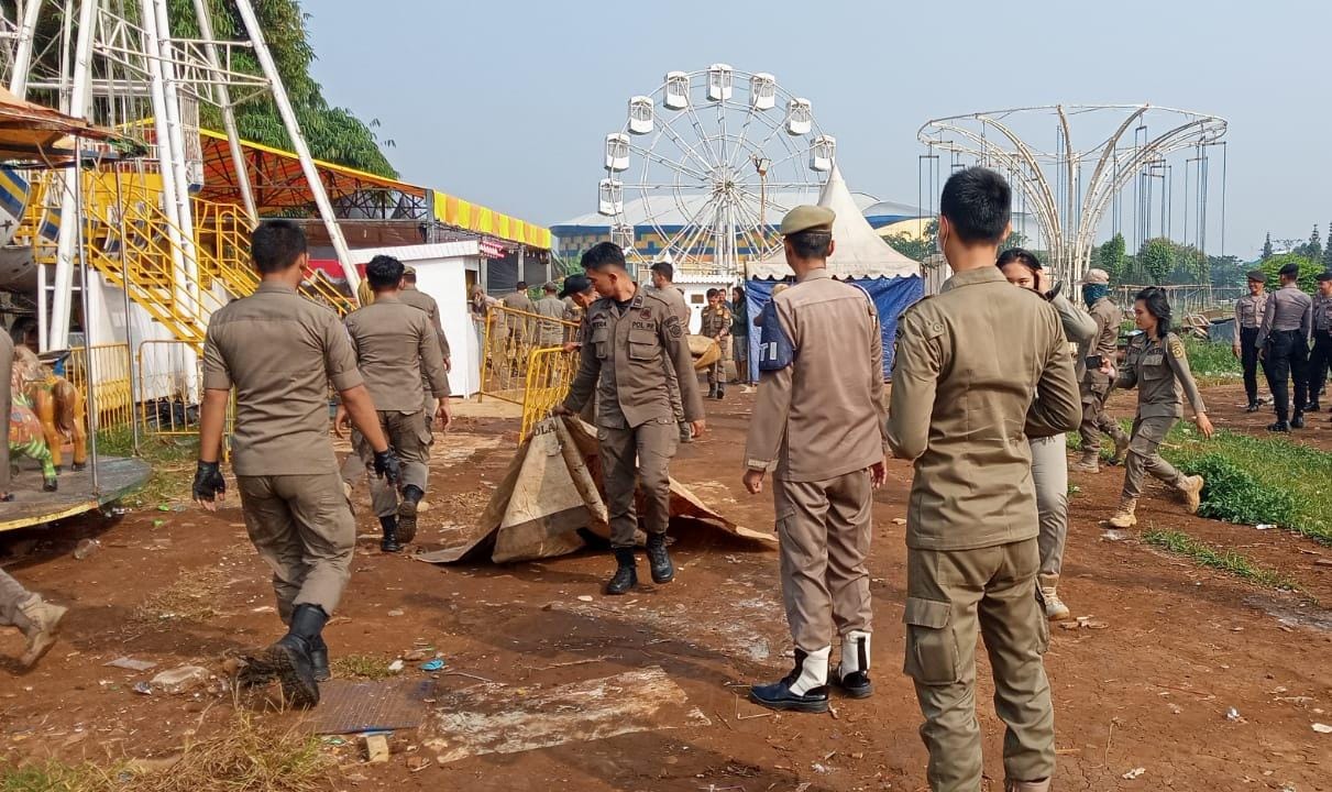 Petugas Satpol PP saat membongkar komedi putar di Area stadion Pakansari. Foto : Dok Pol PP