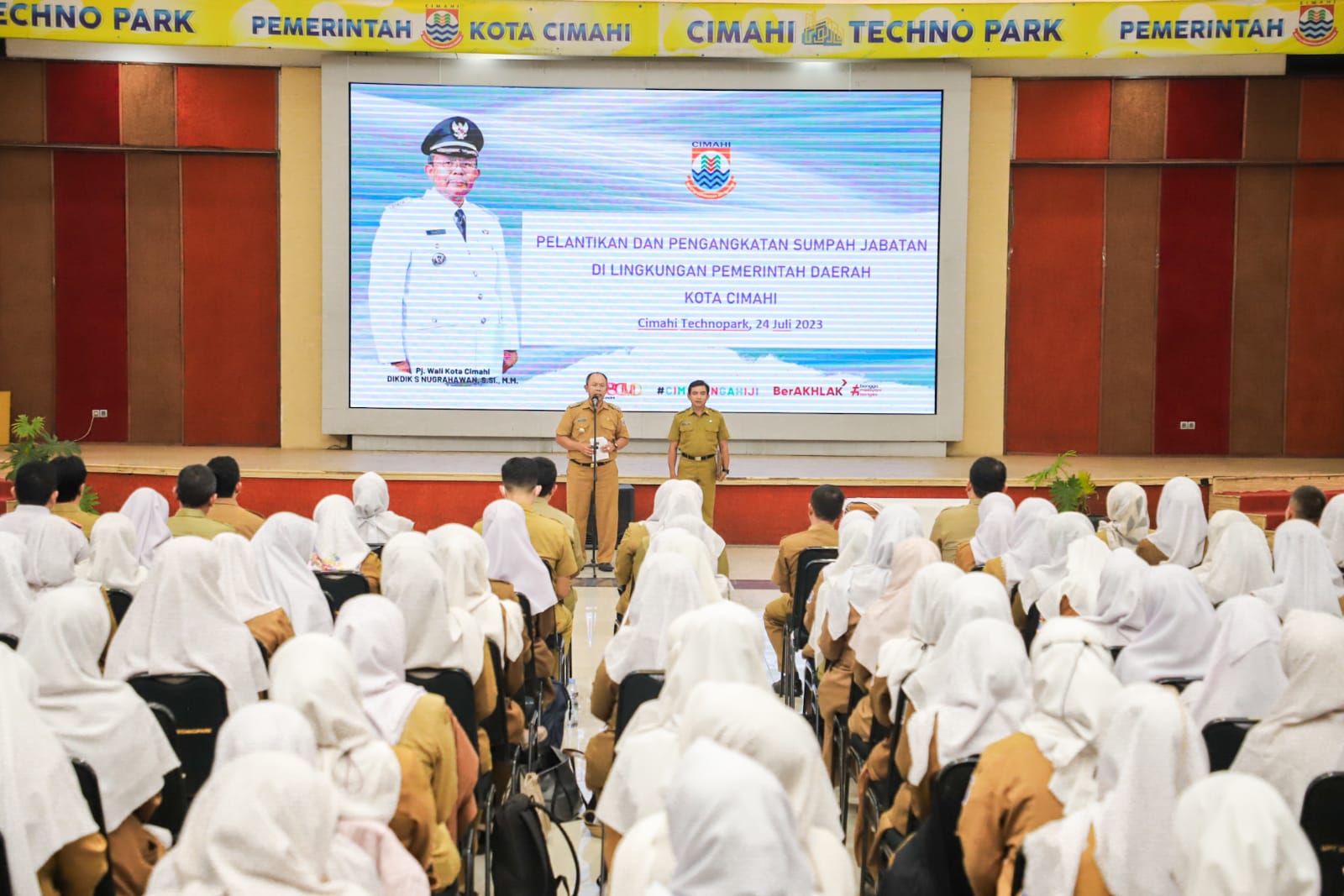 Pj Wali Kota Cimahi Dikdik S Nugrahawan saat melantik ratusan pejabat di Lingkup Pemkot Cimahi.