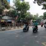 Pengendara bermotor melintas di Jalan Amor Mahmud dekat Alun Alun Cimahi, Selasa (25/7). Pagar pembatas di jalur itu sebagian sudah dibongkar dan diganti dengan penataam pot oleh Dinas PUPR Cimahi.