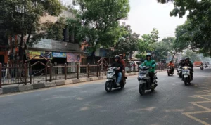 Pengendara bermotor melintas di Jalan Amor Mahmud dekat Alun Alun Cimahi, Selasa (25/7). Pagar pembatas di jalur itu sebagian sudah dibongkar dan diganti dengan penataam pot oleh Dinas PUPR Cimahi.